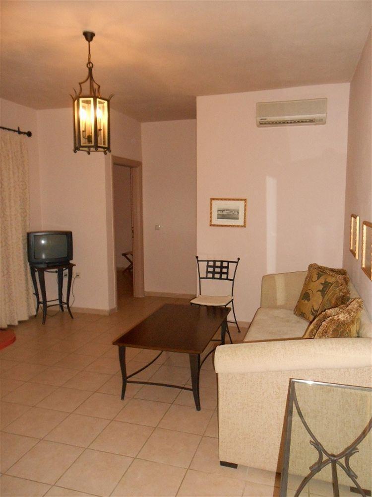 פלטניאס Lambrinos Suites מראה חיצוני תמונה
