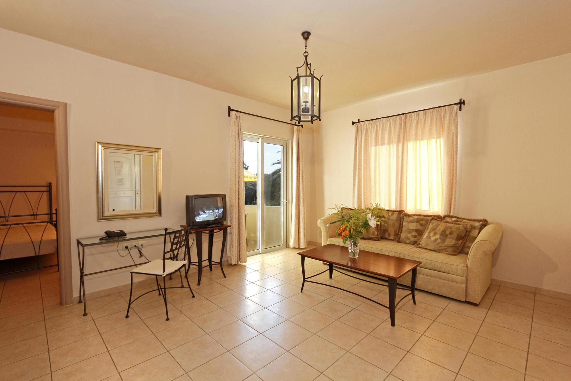פלטניאס Lambrinos Suites מראה חיצוני תמונה