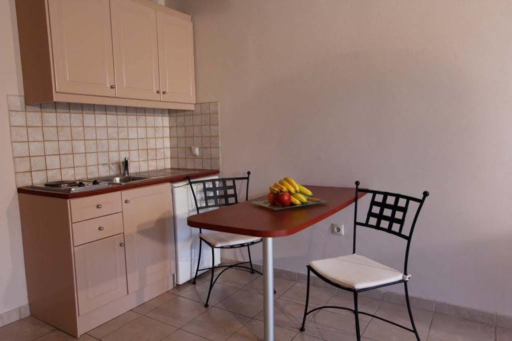 פלטניאס Lambrinos Suites מראה חיצוני תמונה
